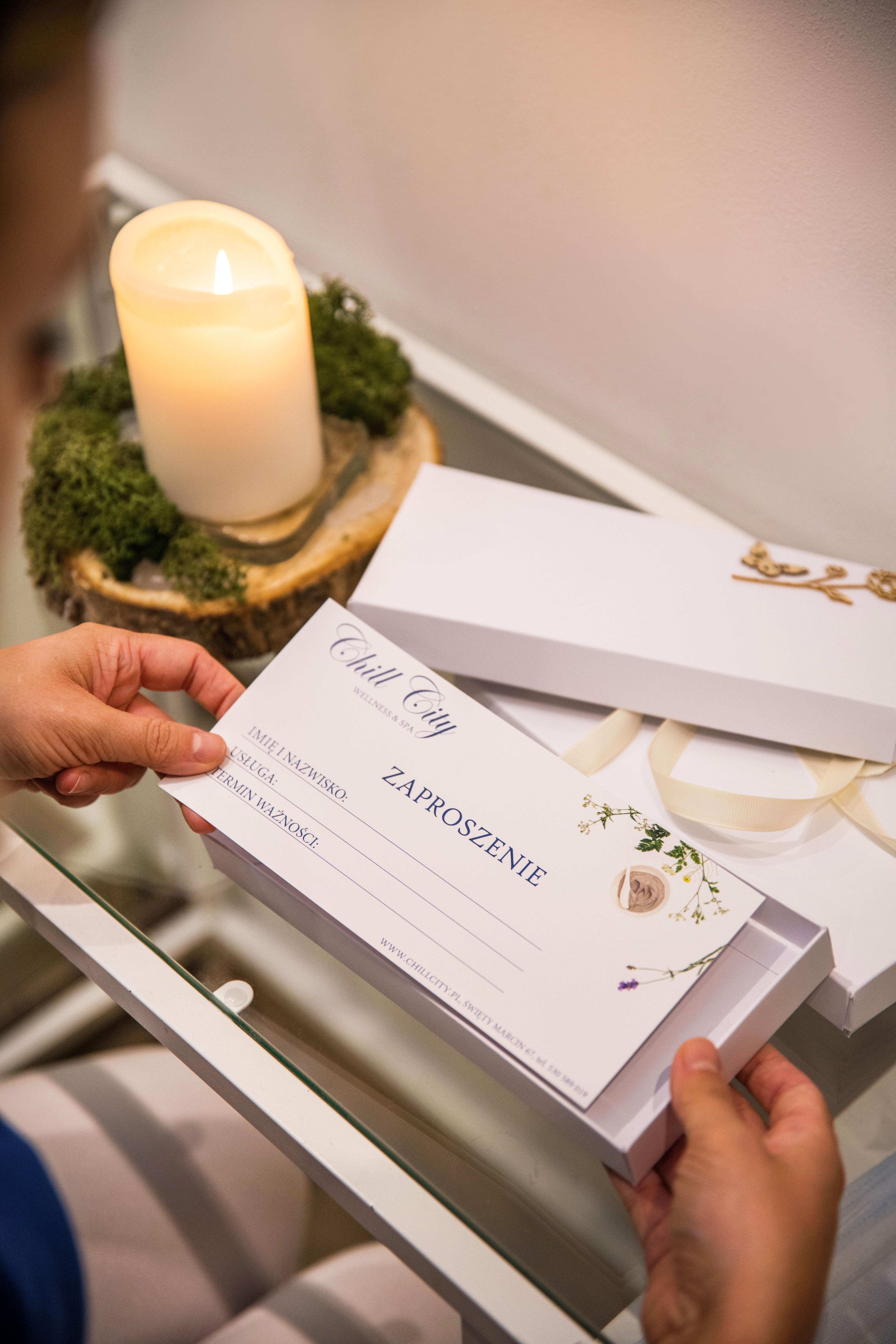 Voucher w ozdobnym opakowaniu