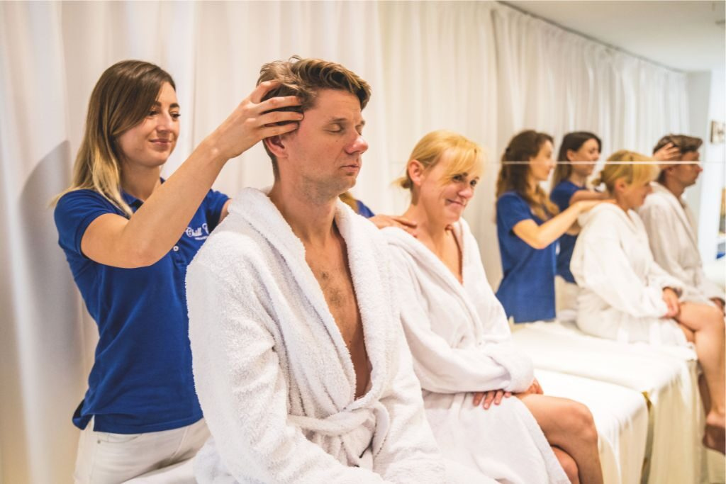 Para podczas wspólnego relaksu i masażu głowy w strefie SPA